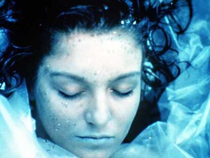 La actriz Sheryl Lee, encarnando a Laura Palmer, en una imagen de<i> Twin Peaks</i> (1990).