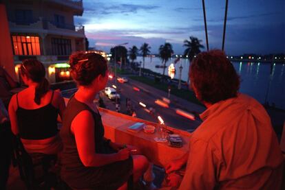 La avenida Sisowath de Phnom Penh, en Camboya, desde la terraza del Club de Corresponsales Extranjeros.