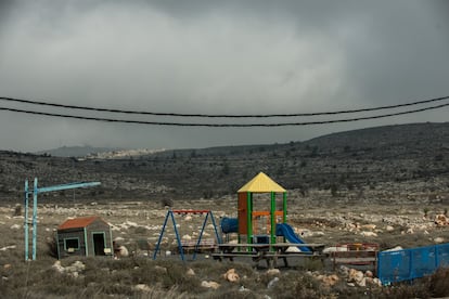 Parque infantil en una zona de viviendas prefabricadas para parejas jóvenes en el límite de Ofra, frente a una población palestina.