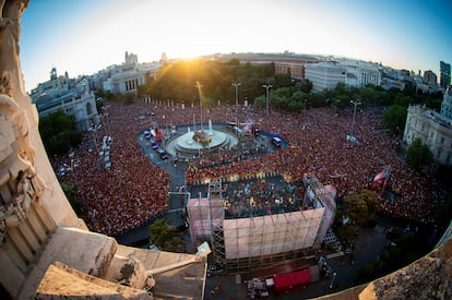 Miles de aficionados celebran en Cibeles la cuarta Eurocopa.