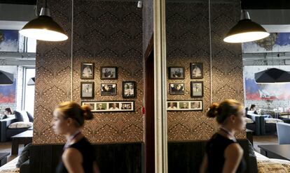 Las paredes de la cafetería siberiana President Cafe están decoradas con distintas fotografías enmarcadas de la vida del presidente de Rusia, Vladimir Putin.