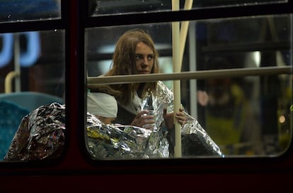 Dois feridos enrolados em cobertores de emergência em um ônibus de Londres depois de deixarem o teatro.