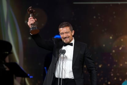 Antonio Banderas celebra su premio Talía como Mejor Actor de Teatro Musical por su papel en 'Company', en abril de 2023.