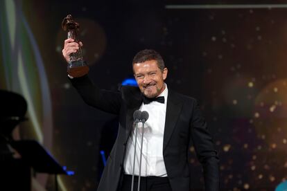 Antonio Banderas alza su estatuilla tras ganar el Premio Talía como mejor actor de teatro musical por su papel en 'Company'.