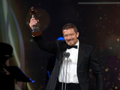 Antonio Banderas alza su estatuilla tras ganar el Premio Talía como mejor actor de teatro musical por su papel en 'Company'.