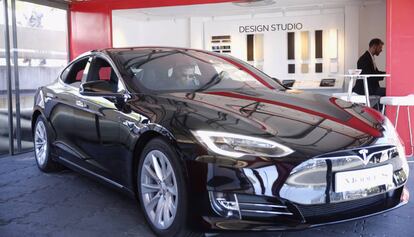 Modelo S de Tesla en la tienda efímera de Barcelona.