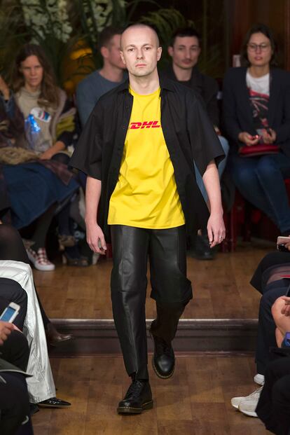 La camiseta de DHL (con colores corporativos y precio desorbitado) que Vetements hizo viral tras su desfile primavera-verano 2016.