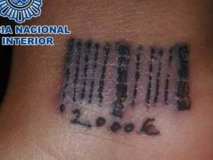 Código de barras e preço tatuados no pulso de uma vítima romena, em 2012.