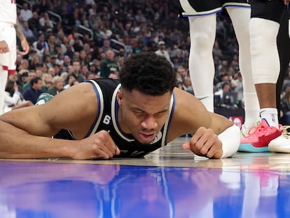 Giannis Antetokounmpo de los Milwaukee Bucks durante su primer partido de la temporada contra los Miami Heat el 16 de abril de 2023, Milwaukee (Wisconsin)