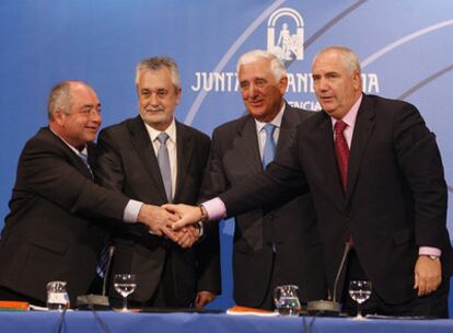 De izquierda a derecha, Manuel Pastrana, José Antonio Griñán, Santiago Herrero y Francisco Carbonero, ayer en Sevilla.