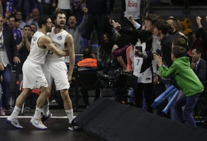 El jugador del Real Madrid Sergio Llull es felicitado por Fabio Campazzo tras marcar la canasta que ha llevado el partido a la prórroga, durante la final de la Copa del Rey de baloncesto.