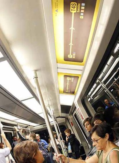 Interior del tren que comunica la T-4 con la terminal satélite, que hace el recorrido en unos tres minutos.