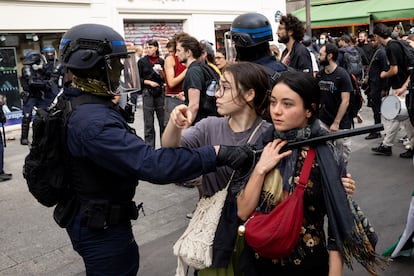 PARIS, FRANCE - SEPTEMBER 10: Un agente de policía da órdenes en el barrio de Chatelet, este miércoles.