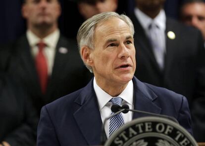 El gobernador de Texas, Greg Abbott, el domingo.