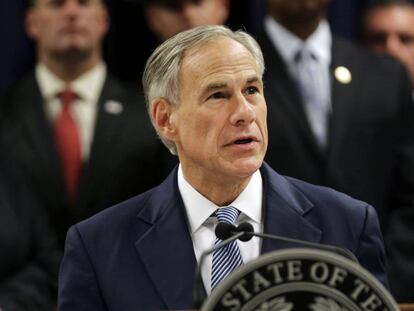 El gobernador de Texas, Greg Abbott, el domingo.