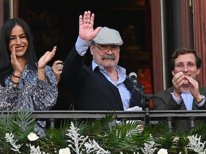 El actor Antonio Resines (c) lee el pregón de las Fiestas de San Isidro 2022 acompañado por el alcalde de Madrid, José Luis Martínez-Almeida (d); y la vicealcaldesa, Begoña Villacís (i), este jueves en Madrid.