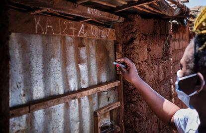 En la imagen, una miembro del equipo de Naciones Unidas escribe con tiza en una puerta: “R4/22/Ok”. Arriba todavía se puede apreciar escrito “R3/22”. Los equipos de vacunación marcan así las puertas de los hogares para identificar que durante la Ronda 4 (R4) esa familia ya fue vacunada. Según los datos recopilados durante la campaña, en la ronda 1 y 2 se alcanzó el 102% del objetivo; en la ronda 3, el 105%; y en la ronda 4, el 99%. 

Cuenta el doctor Sethy que es muy importante vacunar, al menos, al 95% de los niños para erradicar el virus. 

Entre un 80% y un 85% de la población necesitaría vacunarse para que la inmunidad colectiva funcione.