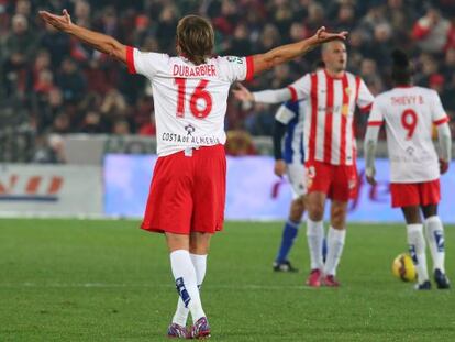 El jugador del Almería Dubarbier protesta una jugada