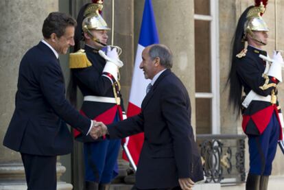 Sarkozy saluda al presidente del Consejo Nacional libio, Mustafá Abdelyalil, en París.
