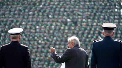 López Obrador habla al Ejército como presidente electo el pasado 25 de noviembre.