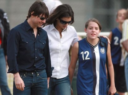 El actor Tom Cruise y su entonces prometida Katie Holmes, en un partido de fútbol de Isabelle en Los Ángeles en 2006.