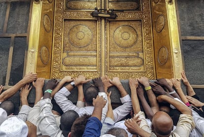 Miles de fieles tocan la puerta dorada conocida como "Kaaba", en la que se encuentra la piedra negra que los musulmanes consideran un pedazo del paraíso, en la mezquita Masjid al-Haram en la ciudad de La Meca (Arabia Saudí).