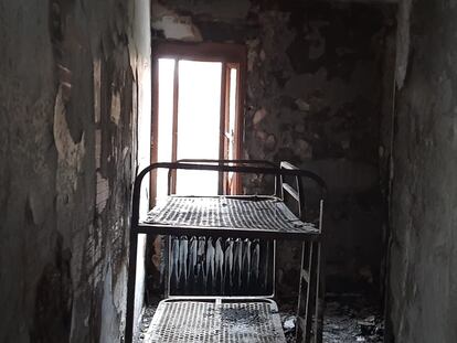 Dormitorio del centro de acogida de Hortaleza tras el incendio que afectó al edificio el 1 de enero.