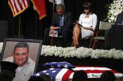 Barack Obama y Michelle Obama en funeral por las victimas de West.