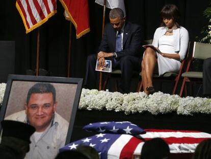 Barack Obama y Michelle Obama en funeral por las victimas de West. 