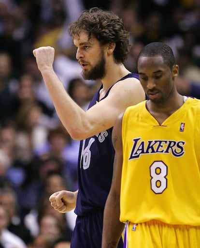 Pau Gasol y Kobe Bryant en un Grizzlies-Lakers (11 de febrero de 2006).
