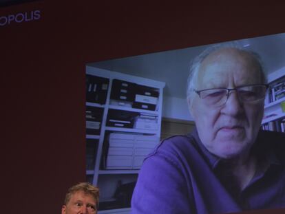 Werner Herzog, en la pantalla, dialoga con el vulcanólogo Clive Oppenheimer, en el marco del festival Kosmopolis, del CCCB, sobre el documental 'Fireball: Visitors from Darker Worlds'.