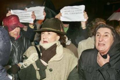 Gotzone Mora, edil del PSE en Getxo, a la derecha, grita contra el alcalde en la manifestación de repulsa a ETA.