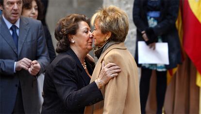 La vicepresidenta del Gobierno, María Teresa Fernández de la Vega, y la alcaldesa de Valencia, Rita Barberá, se saludan en el acto celebrado en Valencia.