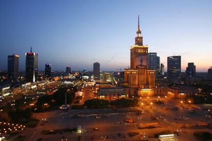 Vista del centro urbano de Varsovia, con el palacio de Cultura en primera l&iacute;nea. /KACPER PEMPEL (REUTERS)