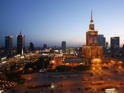 Vista del centro urbano de Varsovia, con el palacio de Cultura en primera l&iacute;nea. /KACPER PEMPEL (REUTERS)