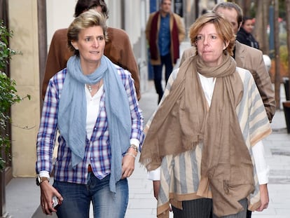 María Zurita y Simoneta Gómez- Acebo por una calle de Madrid.