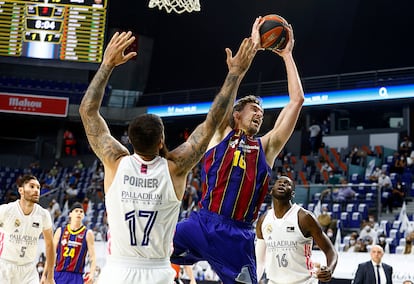 Pau Gasol gana un rebote ante Poirier. acbphoto