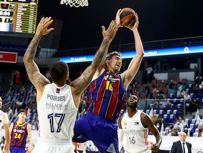 Pau Gasol gana un rebote ante Poirier. acbphoto