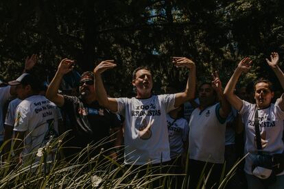 Un manifestante lleva orgulloso una camiseta que le declara "100% peronista".