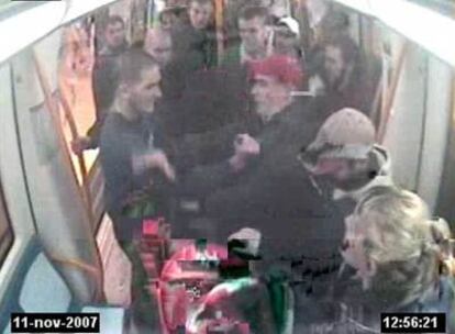 LA CUCHILLADA. Carlos Palomino, con gorra roja, toca la sudadera de Josué. Visto y no visto. Puñalada en el corazón.