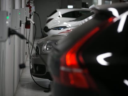 Punto de recarga para vehículos eléctricos en el aparcamiento municipal del mercado de Sant Antoni de Barcelona.