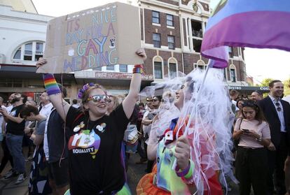 Yael Brender (i) y Emma Sahlstom (d) celebran la aprobación del matrimonio homosexual en Australia. 