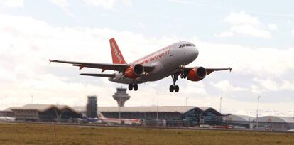 Un avión de Easyjet en el aeropuerto de Madrid-Barajas.