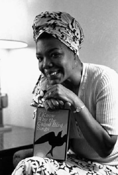 Maya Angelou posa con su obra