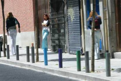 Dos prostitutas ofrecen sus servicios en la calle del Desengaño.