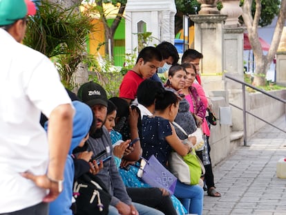 Unos vecinos en Ejutla (Oaxaca) uno de los municipios que han vuelto a la normalidad.