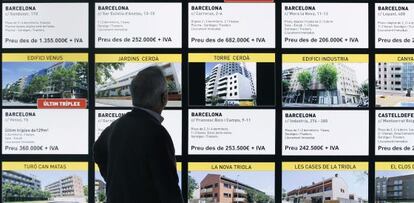 Un visitante de un salón inmobiliario.