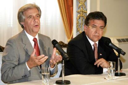 El presidente uruguayo, Tabaré Vázquez (izda), acompañado por su homólogo paraguayo, Nicanor Duarte (dcha), interviene durante la rueda de prensa celebrada en el palacio de López en Asunción (Paraguay).