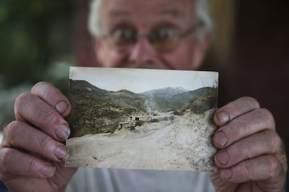 Chris Stewart enseña la foto de El Valero, tal y como lo compró en 1988 por el equivalente a 30.000 euros. "Estaba hechizado aquel día".