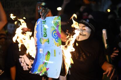 Manifestantes queman el álbum del Mundial en Rio de Janeiro.